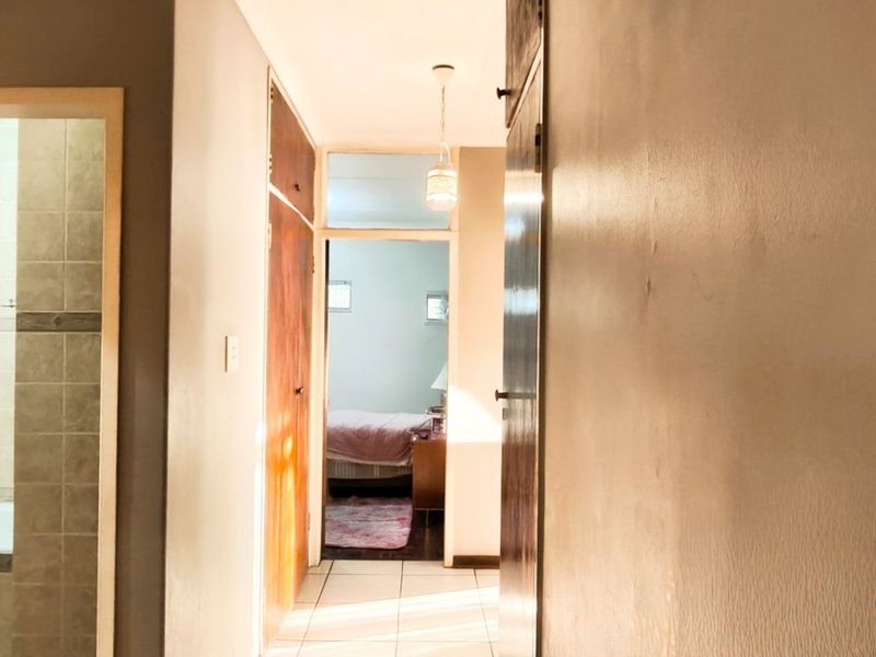 Spacious Family Home with Study, Lapa & Secure Parking in a Prime Location - Photo 9