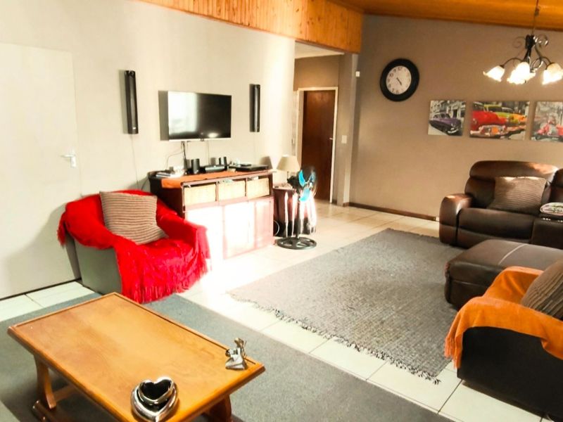 Spacious Family Home with Study, Lapa & Secure Parking in a Prime Location - Photo 8
