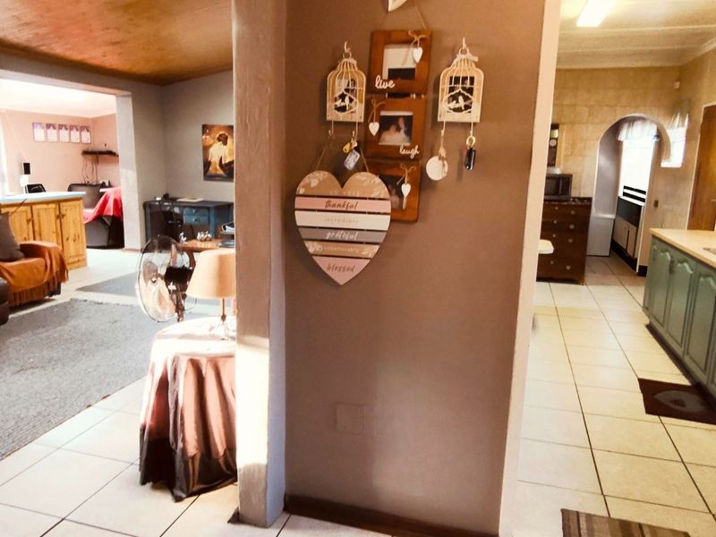 Spacious Family Home with Study, Lapa & Secure Parking in a Prime Location - Photo 3