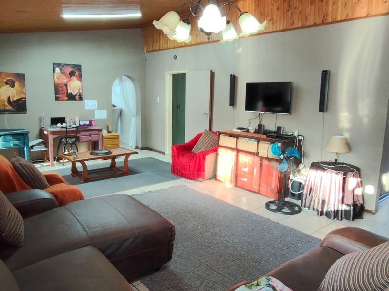 Spacious Family Home with Study, Lapa & Secure Parking in a Prime Location - Photo 7