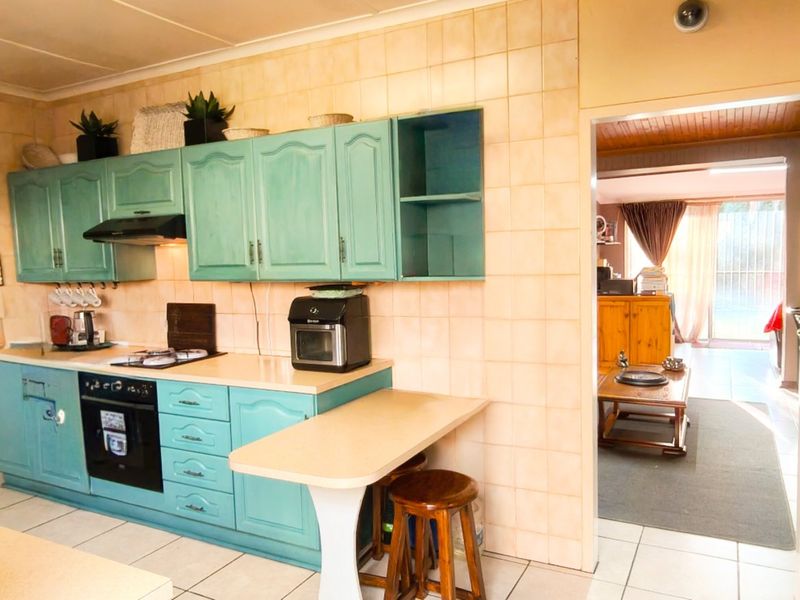 Spacious Family Home with Study, Lapa & Secure Parking in a Prime Location - Photo 6
