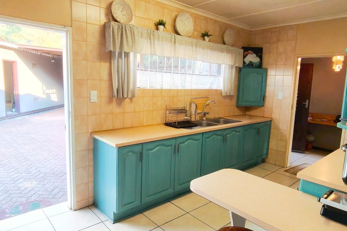 Spacious Family Home with Study, Lapa & Secure Parking in a Prime Location - Photo 5