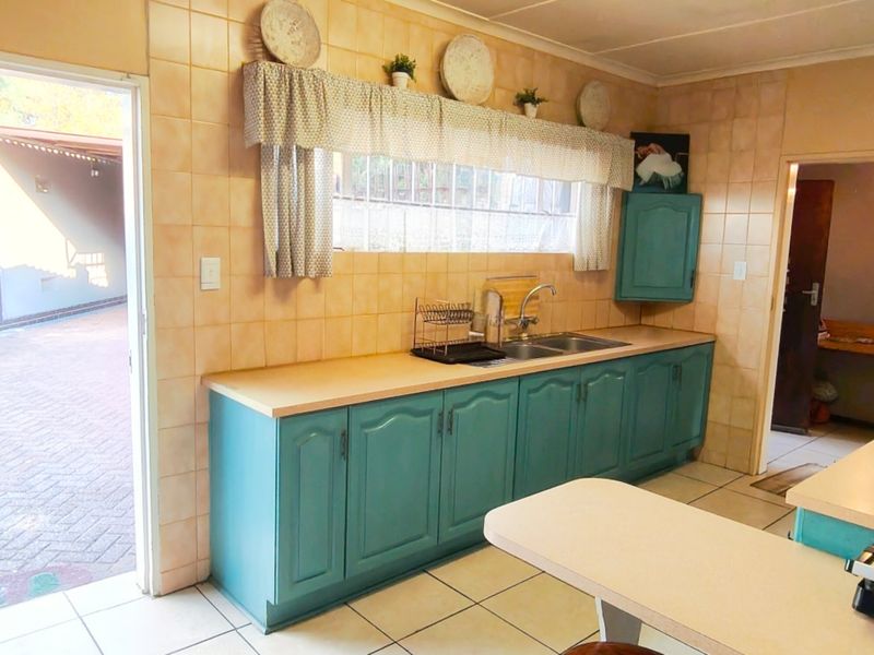 Spacious Family Home with Study, Lapa & Secure Parking in a Prime Location - Photo 5