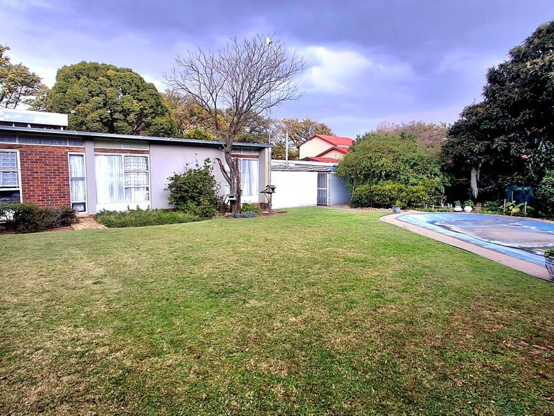 Spacious 3-Bedroom Family Home Within Walking Distance to a Primary School and Shopping Centers - Photo 4