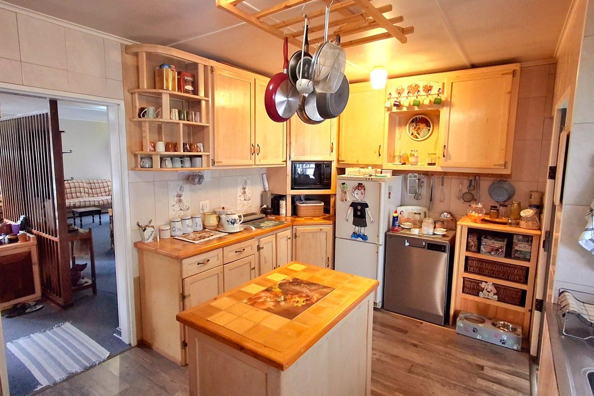 Spacious 3-Bedroom Family Home Within Walking Distance to a Primary School and Shopping Centers - Photo 5