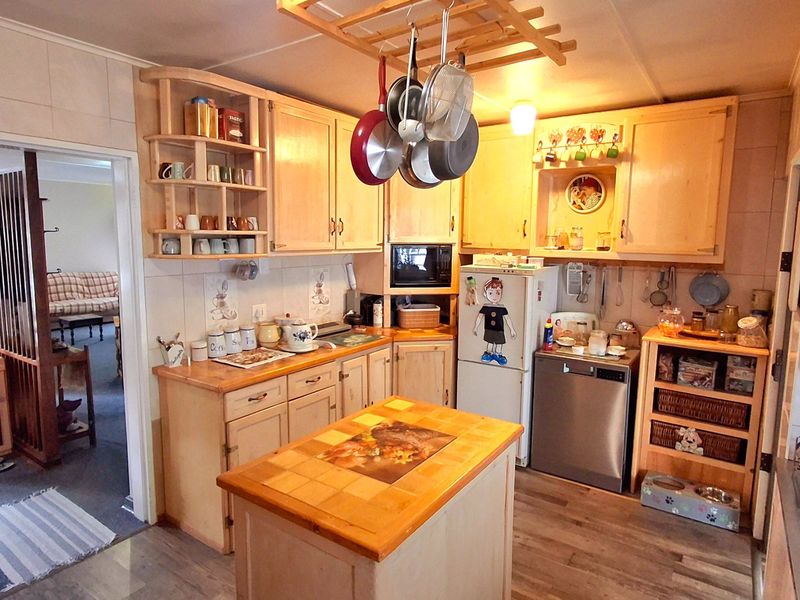 Spacious 3-Bedroom Family Home Within Walking Distance to a Primary School and Shopping Centers - Photo 5
