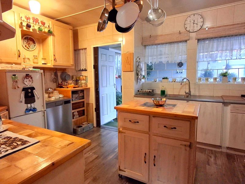 Spacious 3-Bedroom Family Home Within Walking Distance to a Primary School and Shopping Centers - Photo 1