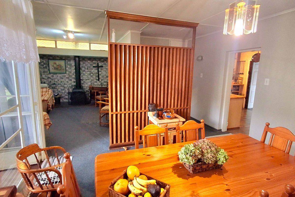Spacious 3-Bedroom Family Home Within Walking Distance to a Primary School and Shopping Centers - Photo 2