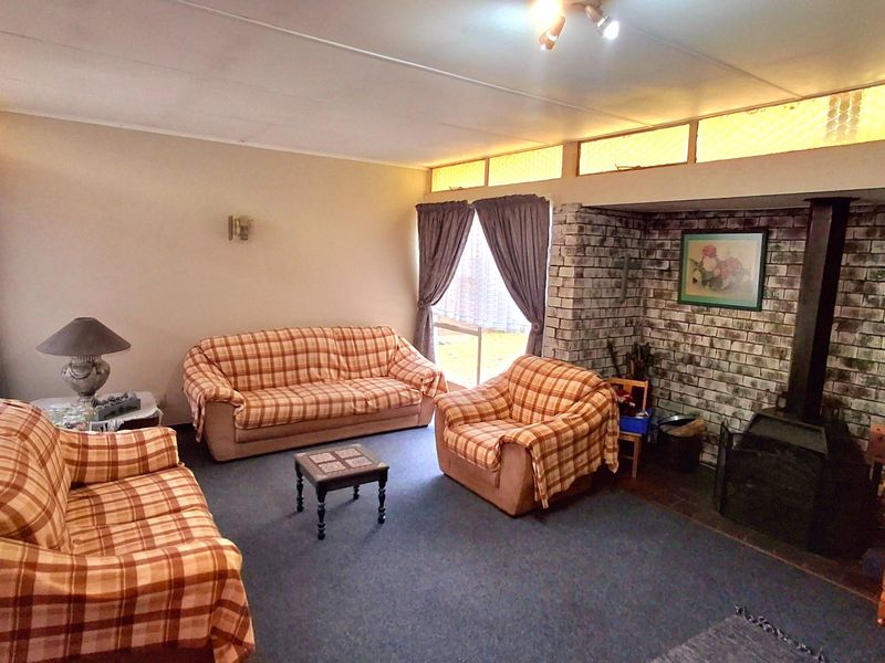 Spacious 3-Bedroom Family Home Within Walking Distance to a Primary School and Shopping Centers - Photo 8