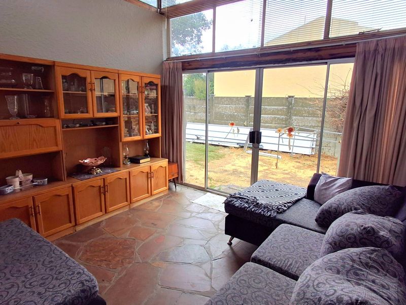 Spacious 3-Bedroom Family Home Within Walking Distance to a Primary School and Shopping Centers - Photo 10