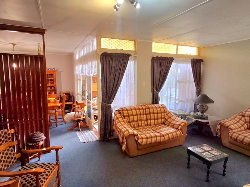 Spacious 3-Bedroom Family Home Within Walking Distance to a Primary School and Shopping Centers - Photo 9