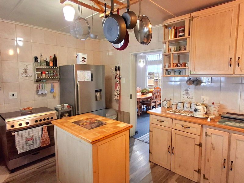 Spacious 3-Bedroom Family Home Within Walking Distance to a Primary School and Shopping Centers - Photo 6