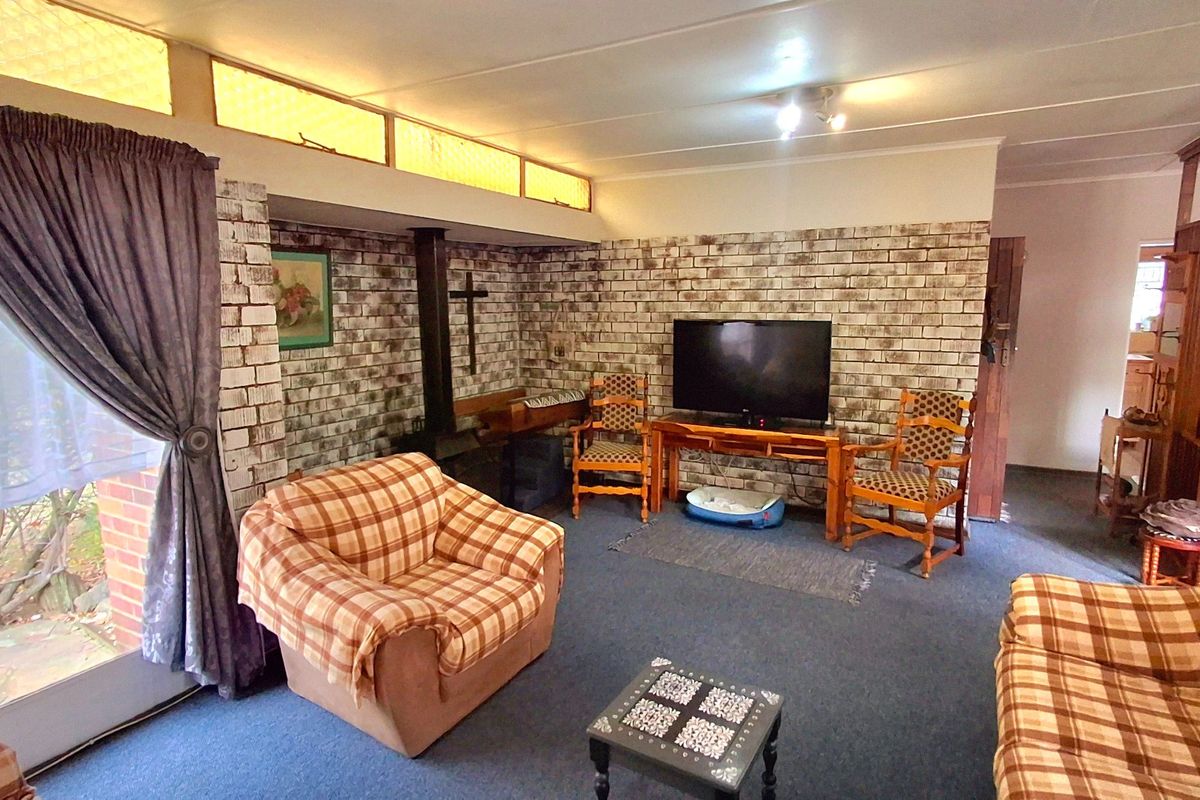 Spacious 3-Bedroom Family Home Within Walking Distance to a Primary School and Shopping Centers - Photo 3