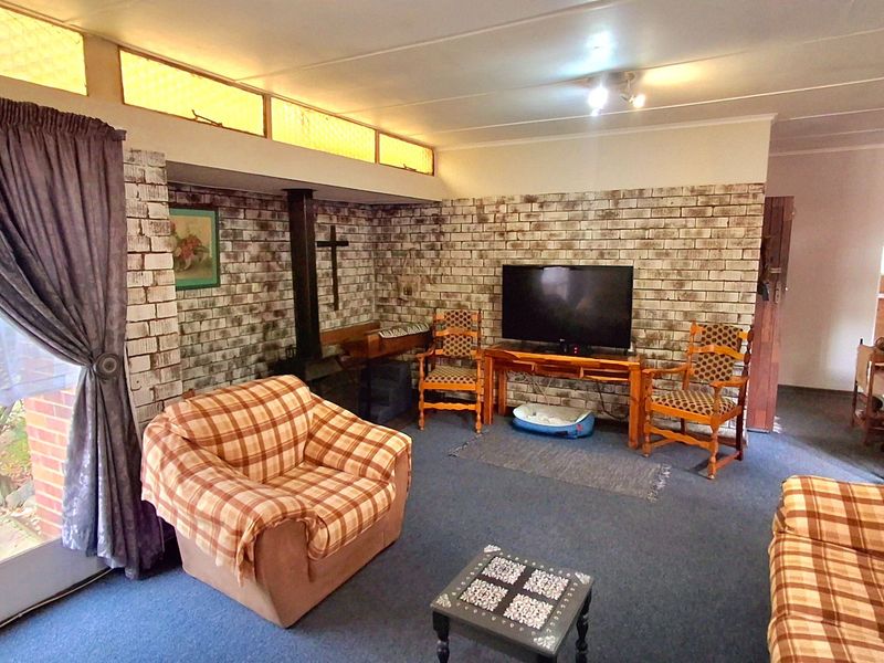 Spacious 3-Bedroom Family Home Within Walking Distance to a Primary School and Shopping Centers - Photo 3