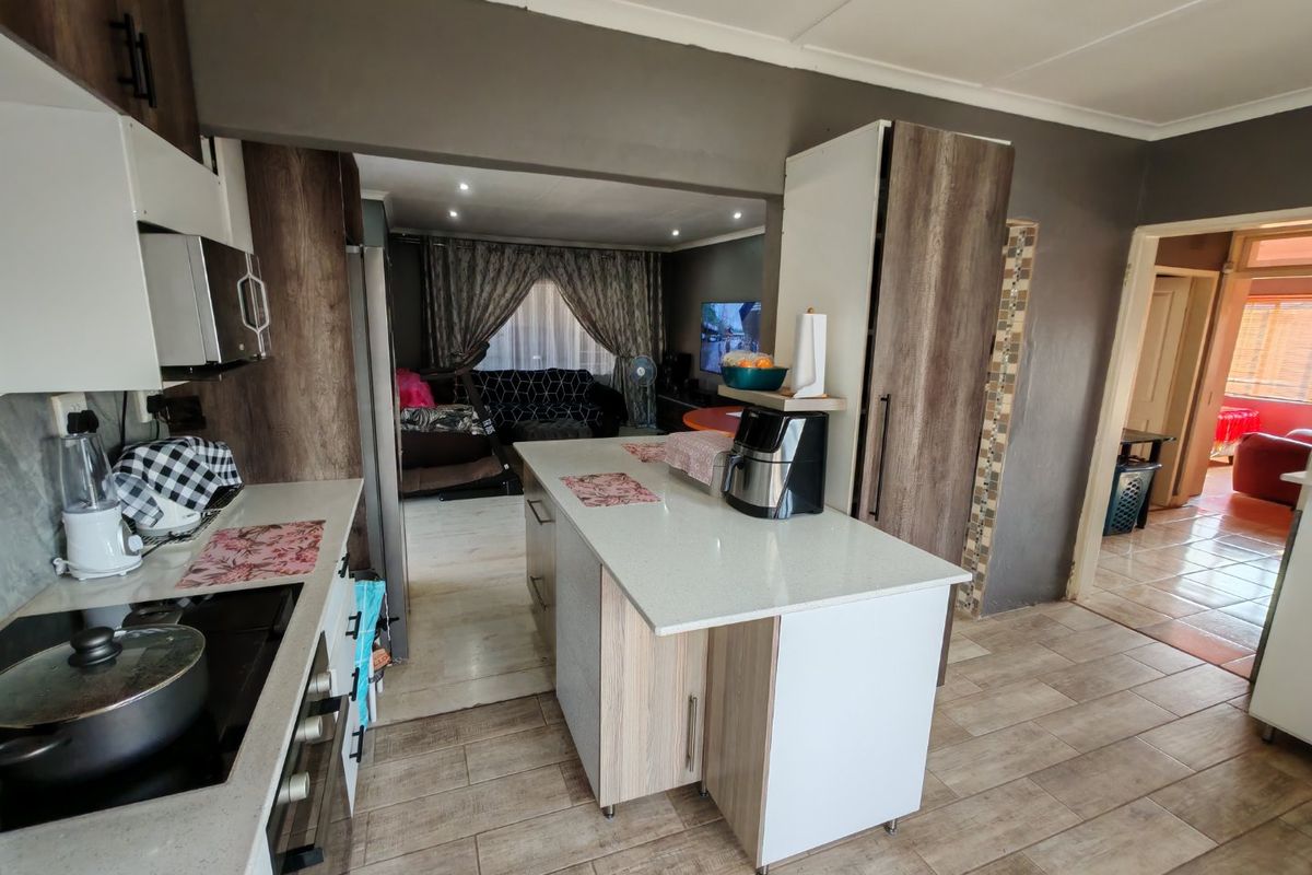 Immaculate 3 Bedroom House for Sale in Klopper Park - Photo 5
