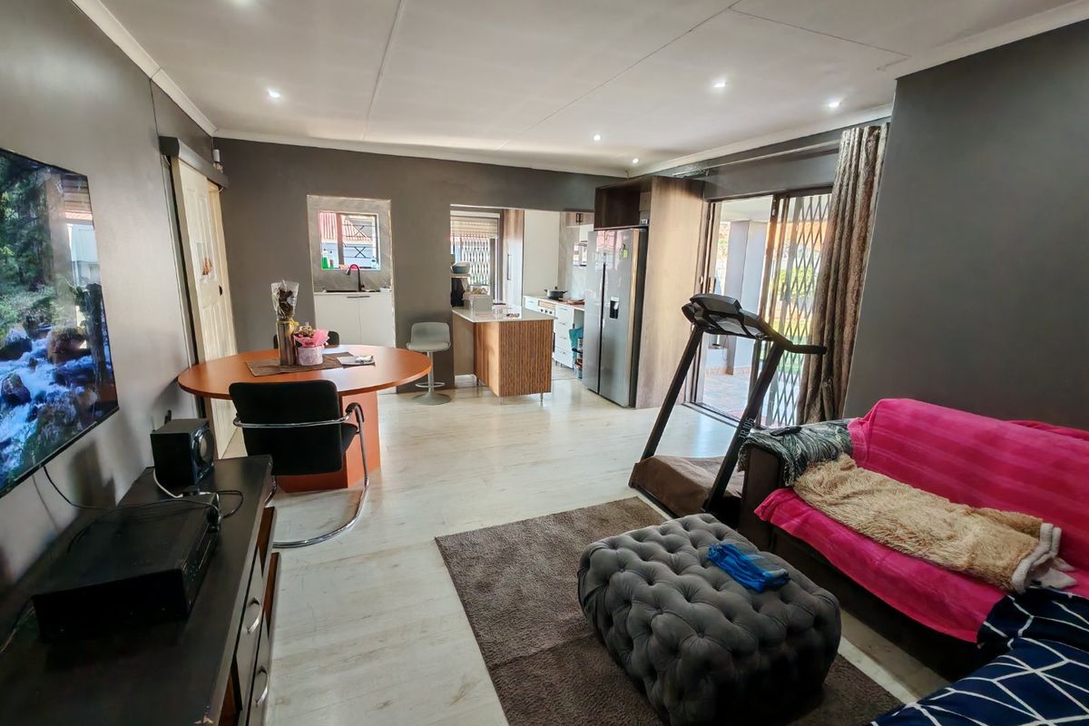 Immaculate 3 Bedroom House for Sale in Klopper Park - Photo 3