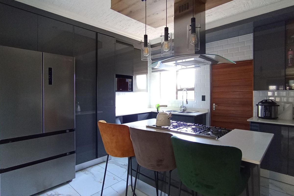 Luxurious 4-Bedroom Family Home with Pool, Solar System & Premium Finishes in Halfway House - Photo 5