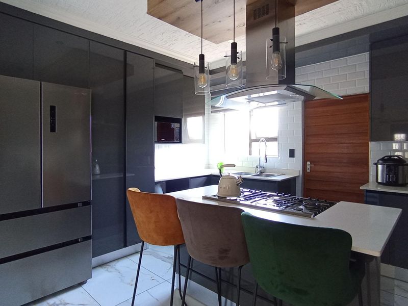 Luxurious 4-Bedroom Family Home with Pool, Solar System & Premium Finishes in Halfway House - Photo 5