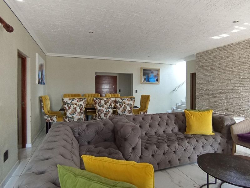 Luxurious 4-Bedroom Family Home with Pool, Solar System & Premium Finishes in Halfway House - Photo 1