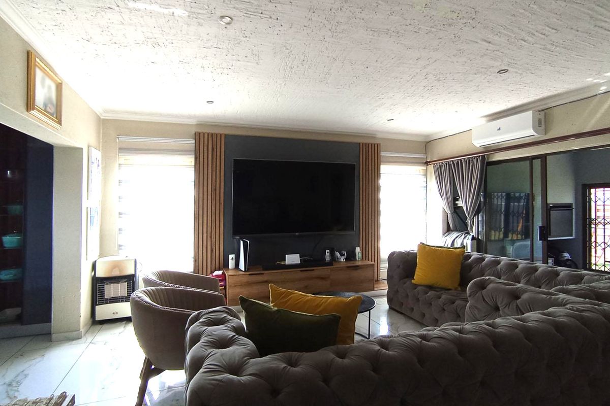 Luxurious 4-Bedroom Family Home with Pool, Solar System & Premium Finishes in Halfway House - Photo 2
