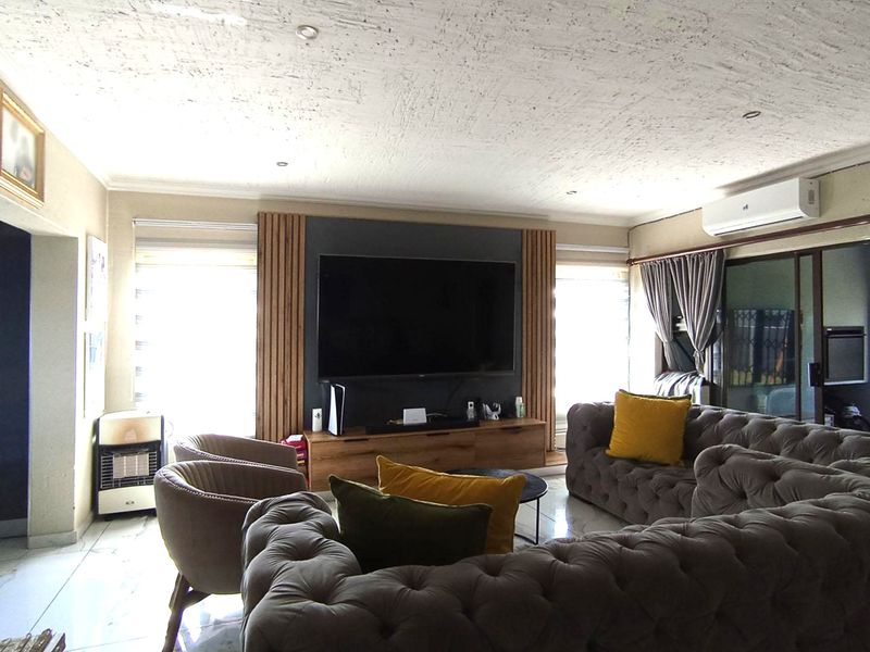 Luxurious 4-Bedroom Family Home with Pool, Solar System & Premium Finishes in Halfway House - Photo 2