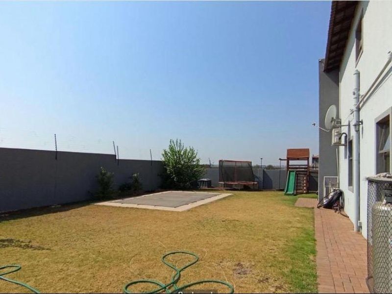 Luxurious 4-Bedroom Family Home with Pool, Solar System & Premium Finishes in Halfway House - Photo 10