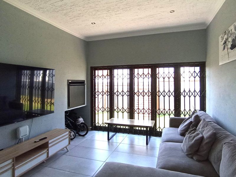 Luxurious 4-Bedroom Family Home with Pool, Solar System & Premium Finishes in Halfway House - Photo 8