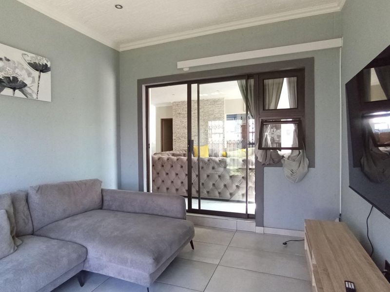 Luxurious 4-Bedroom Family Home with Pool, Solar System & Premium Finishes in Halfway House - Photo 7