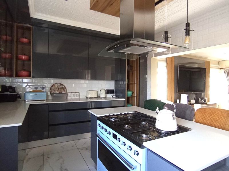 Luxurious 4-Bedroom Family Home with Pool, Solar System & Premium Finishes in Halfway House - Photo 6