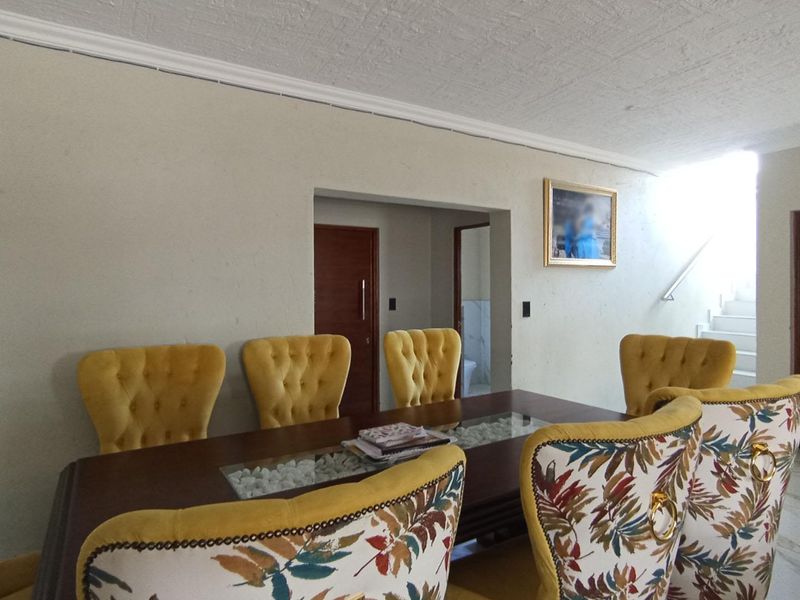 Luxurious 4-Bedroom Family Home with Pool, Solar System & Premium Finishes in Halfway House - Photo 4