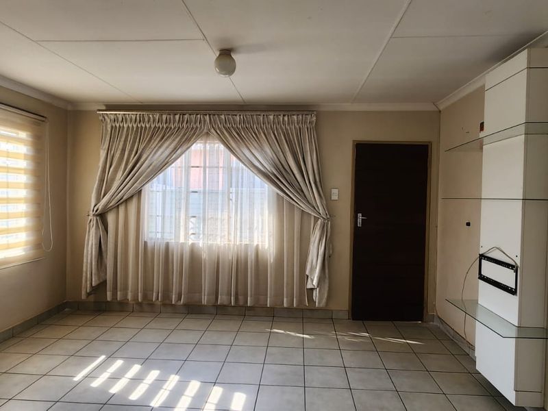 Priced to go home up for grabs - Photo 4