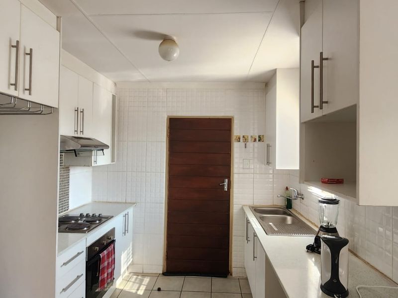 Priced to go home up for grabs - Photo 3