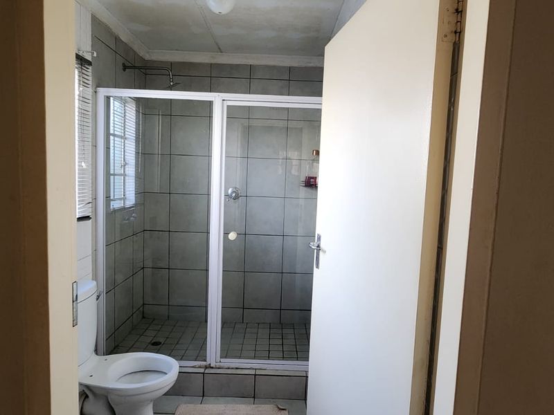 Priced to go home up for grabs - Photo 8
