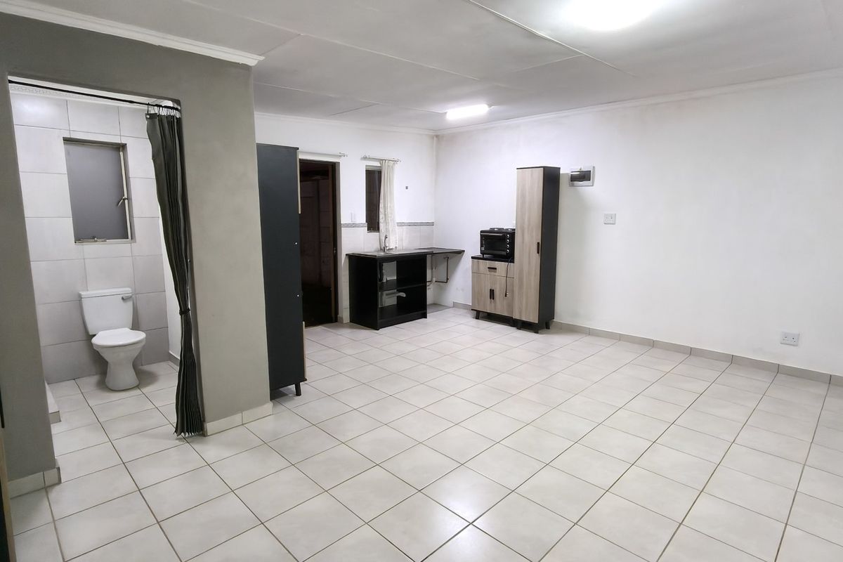 Spacious Krugersdorp Flat with Fibre and Secure Parking - Photo 5