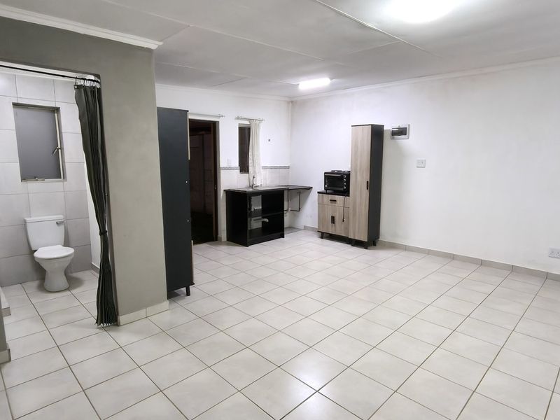 Spacious Krugersdorp Flat with Fibre and Secure Parking - Photo 5