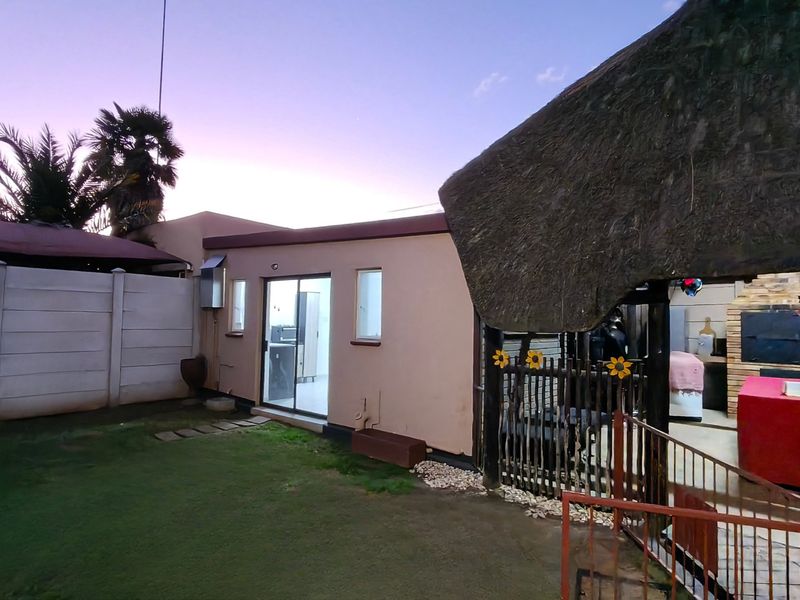 Spacious Krugersdorp Flat with Fibre and Secure Parking - Photo 7