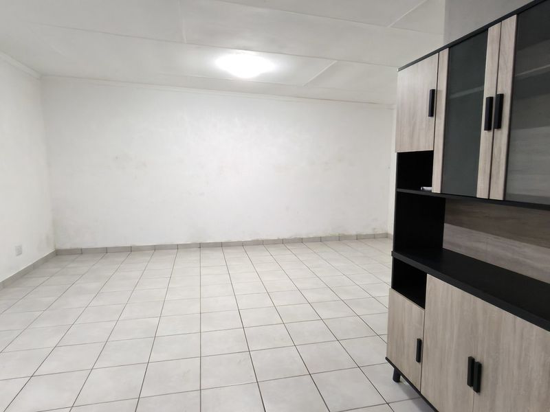 Spacious Krugersdorp Flat with Fibre and Secure Parking - Photo 2