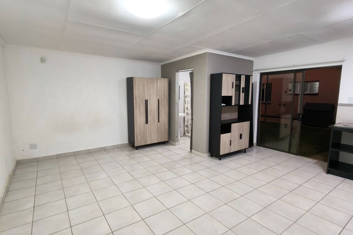 Spacious Krugersdorp Flat with Fibre and Secure Parking - Photo 4
