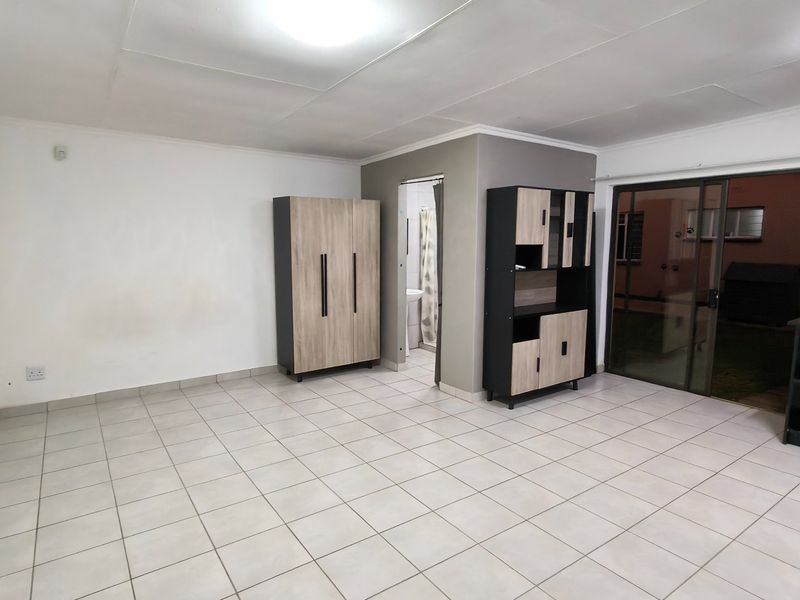 Spacious Krugersdorp Flat with Fibre and Secure Parking - Photo 4