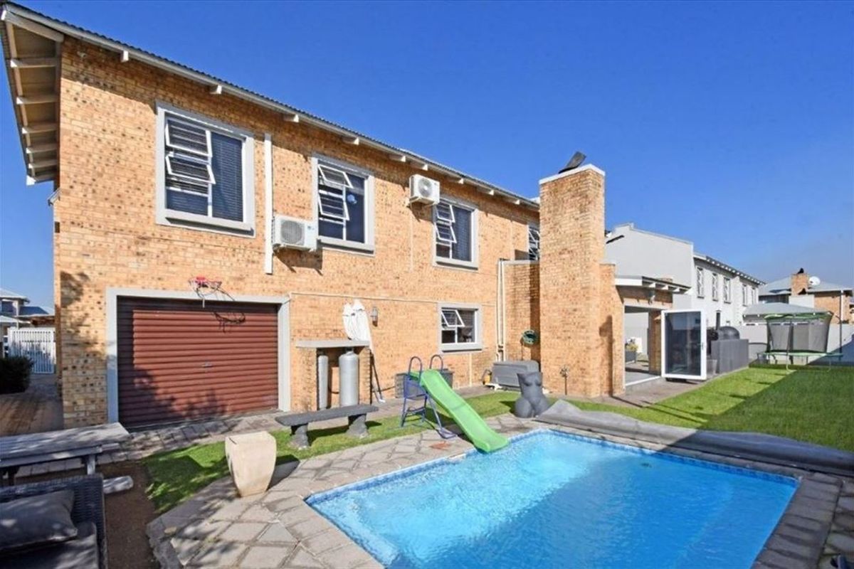 Spacious Family Home with Pool and Double Garage - Photo 3