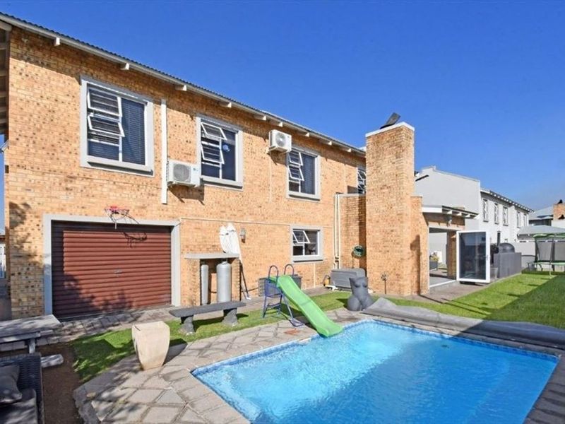 Spacious Family Home with Pool and Double Garage - Photo 3