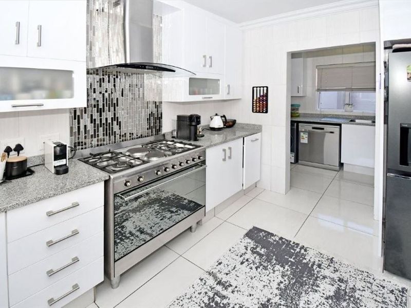 Spacious Family Home with Pool and Double Garage - Photo 1