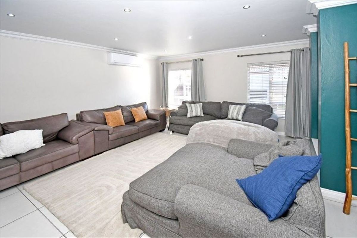 Spacious Family Home with Pool and Double Garage - Photo 2