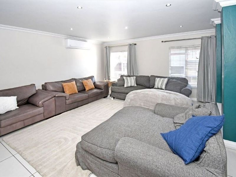 Spacious Family Home with Pool and Double Garage - Photo 2