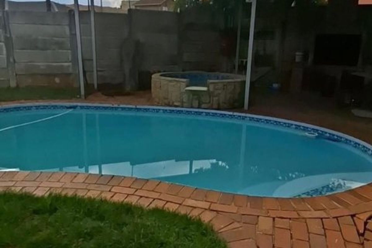 Charming Home with Granny Flat and Double Garage! - Photo 4