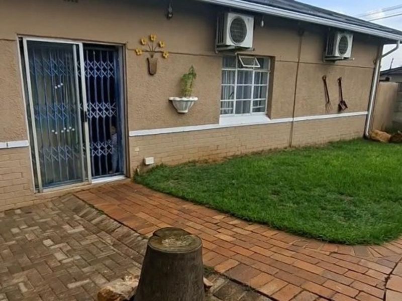 Charming Home with Granny Flat and Double Garage! - Photo 1