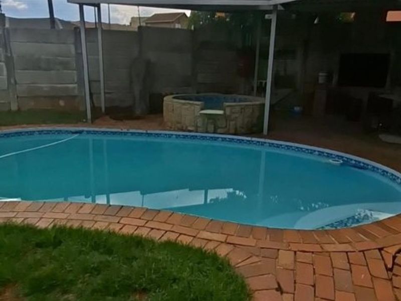 Charming Home with Granny Flat and Double Garage! - Photo 7