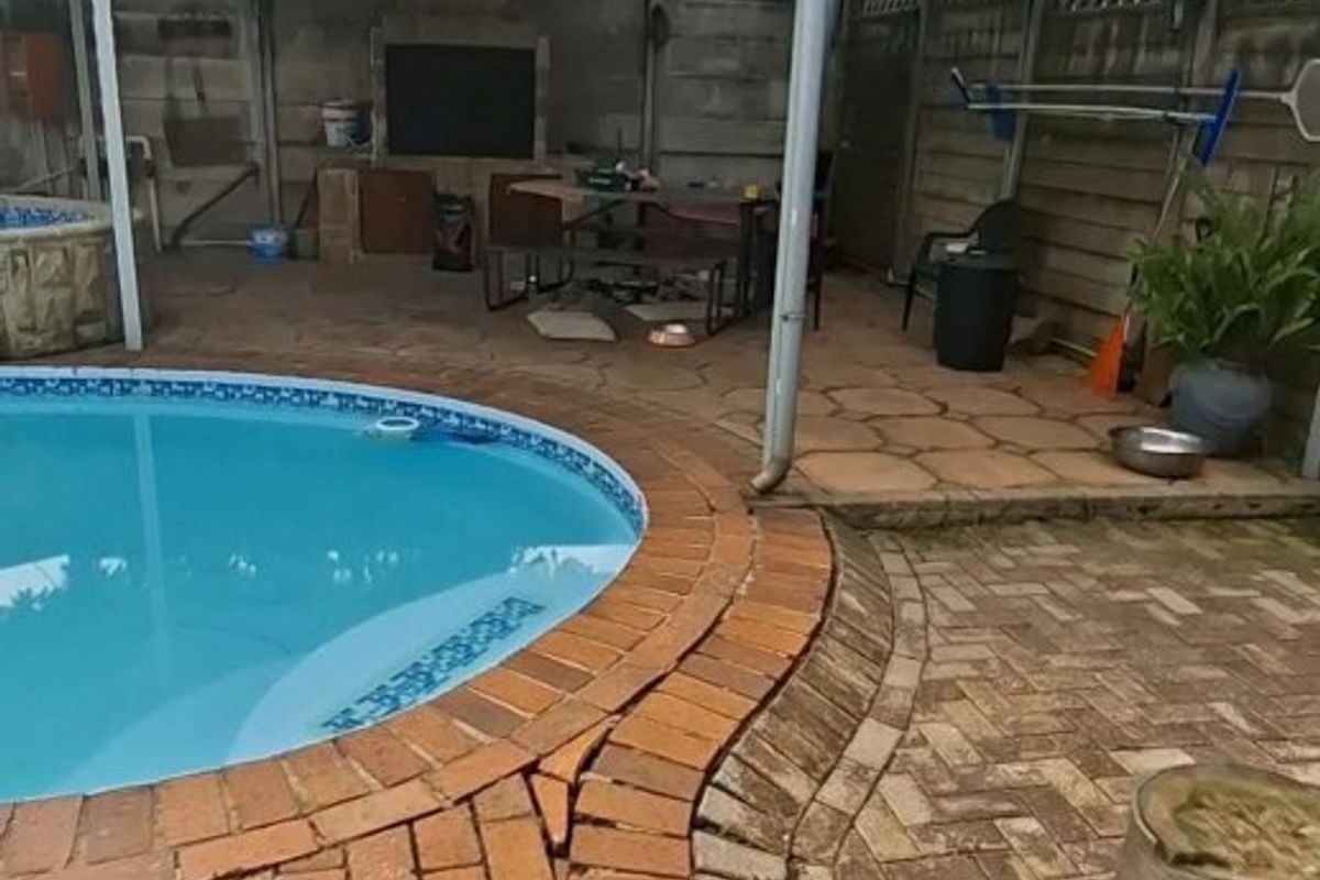 Charming Home with Granny Flat and Double Garage! - Photo 2