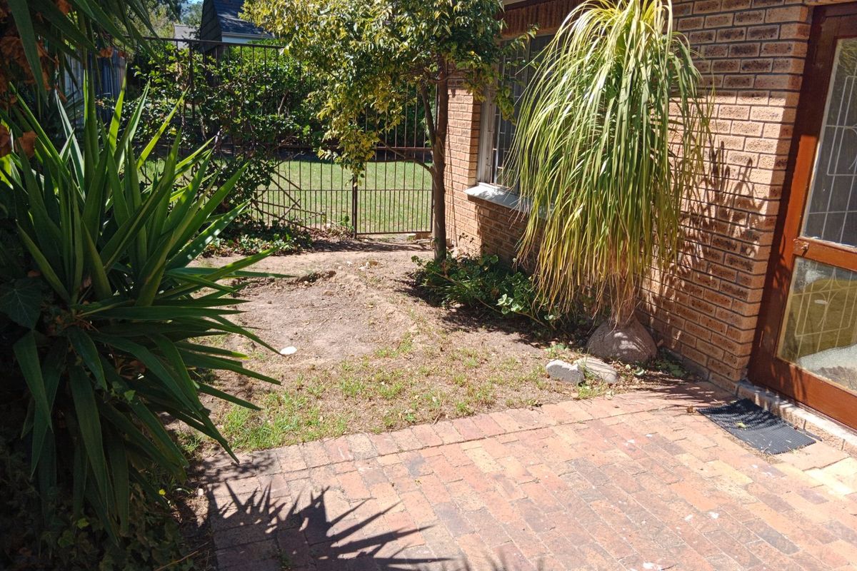 Renovated two bedroom townhouse in the popular Die Rand complex close to University Stellenbosch campus  - Photo 5