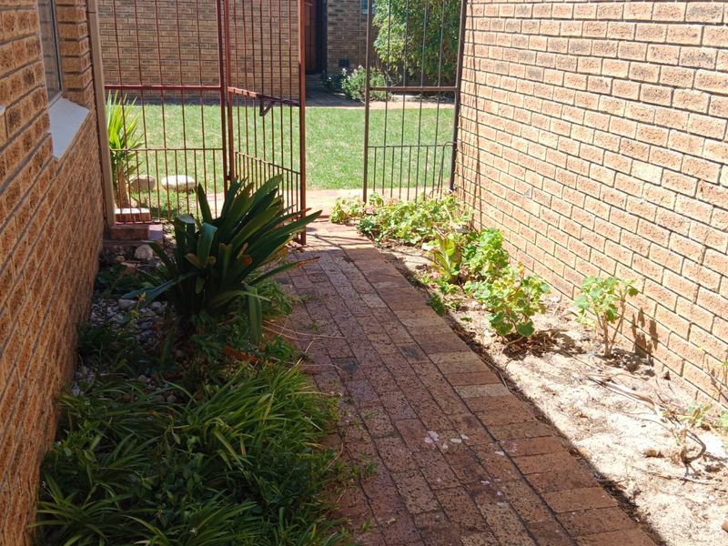 Renovated two bedroom townhouse in the popular Die Rand complex close to University Stellenbosch campus  - Photo 10